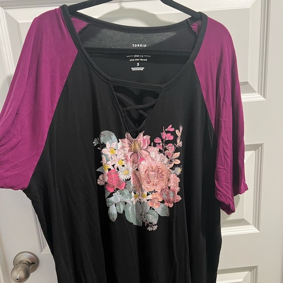 Torrid Size 5 Super Soft Knits Shirt with Floral Graphic! So cute & comfy! 🌺 - Picture 2 of 7